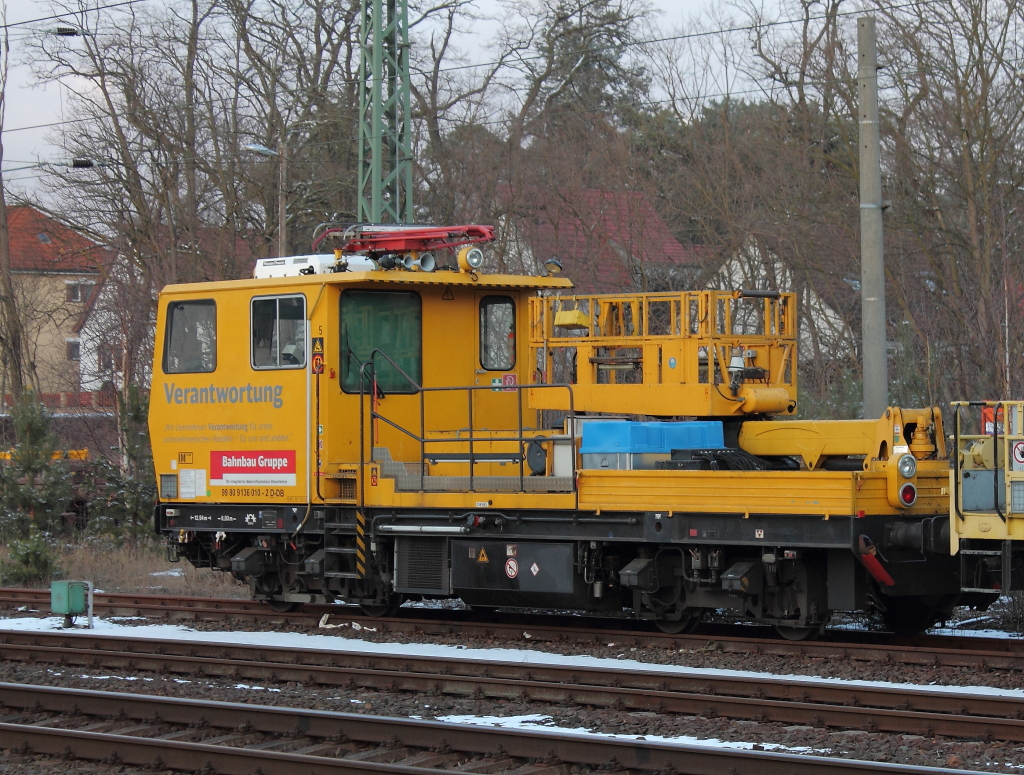 Oberleitungs-Revisionswagen der Bahnbau Gruppe (NVR Nummer: 99 80 9136 010-2 D-DB), abgestellt am 09.02.2013 im Bf Birkenwerder.