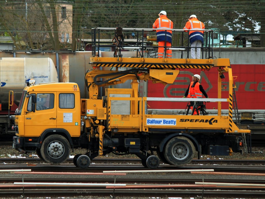 Oberleitungsmontage mit Hilfe eines Zweiwegefahrzeugs mit Hubbhne der Firma Balfour Beatty am 17.03.2013 in Aachen West.