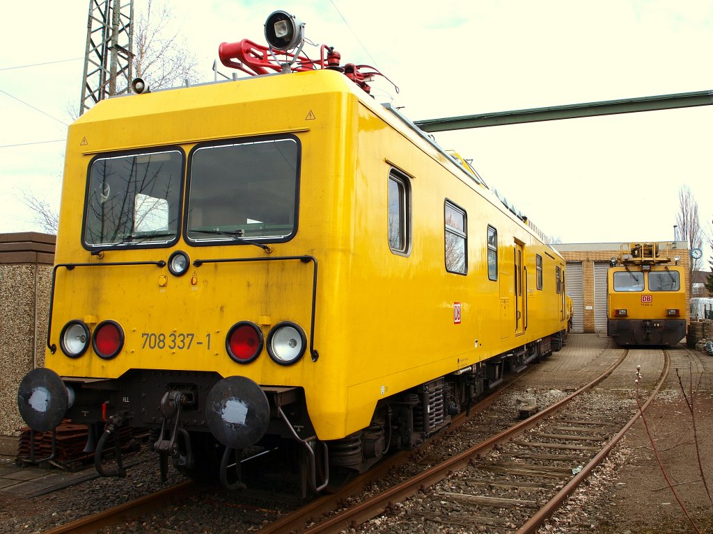 Oberleitungsrevisiontriebwagen 708 337-1 und im Hintergrund Hubarbeiten-Instandhaltungsfahrzeug 711 003-4 stehen am 19.03.2010 in Aachen Rothe Erde.