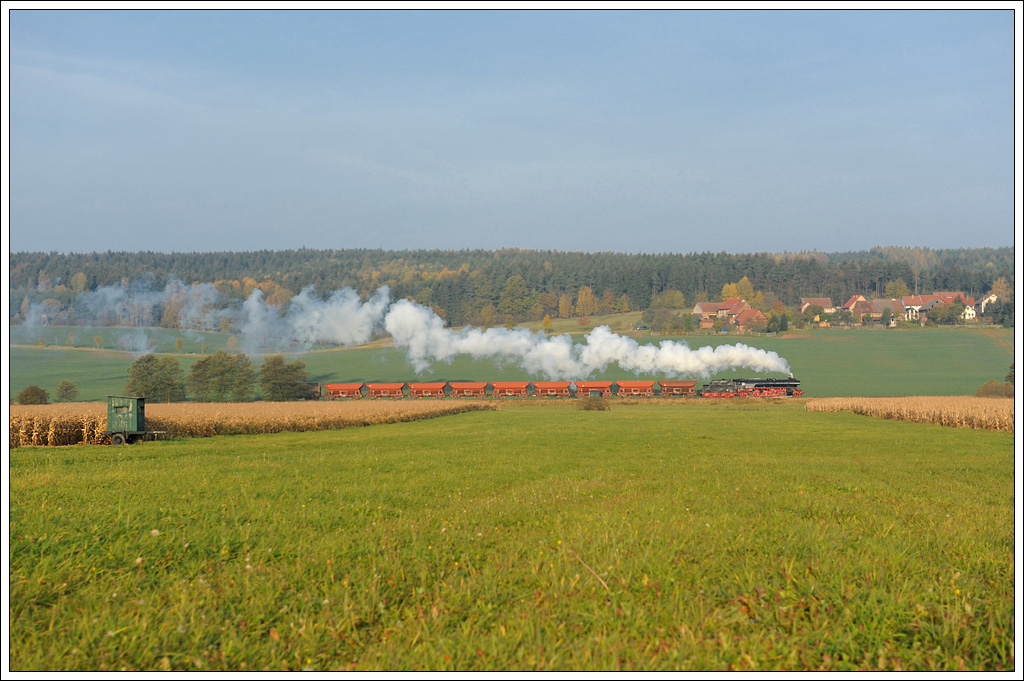 Oberrohn von der Sonnenseite. DGz 203, welcher am 28.10.2011 von Bad Salzungen nach Meiningen verkehrte und mit 41 1144 bespannt war, diesmal von der Sonnenseite aufgenommen. 
