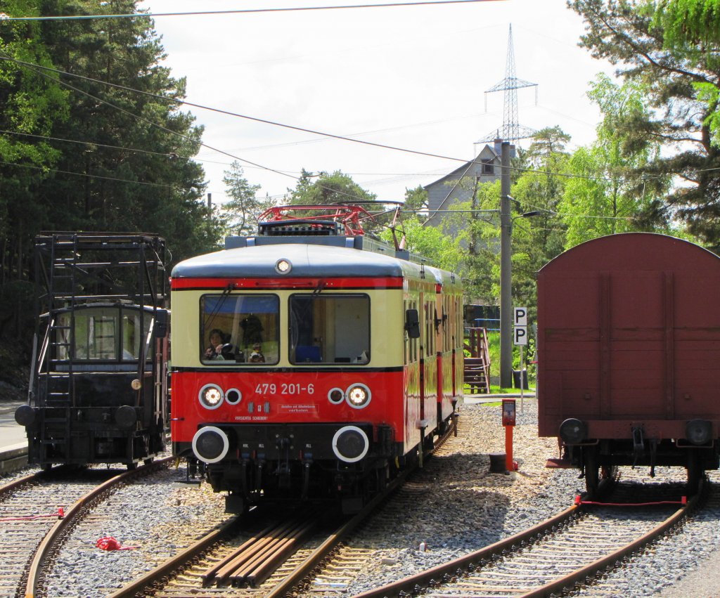 OBS 479 206-1  Oberweibach-Deesbach  + 479 203-2  Cursdorf  als RB 29927 aus Cursdorf, bei der Einfahrt in Lichtenhain; 22.05.2010