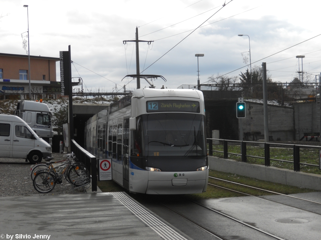 Obwohl am 11.12.10 die Erffnung der 3.Etappe der Glattalbahn erffnet wurde, ist bei diesem Bild ein Bauwerk der 2.Etappe im Fokus. Es handelt isch um den Margarehtentunnel zwischen dem Bahnhof Glattbrugg und dem Lindenberghplatz, der soeben durch die Cobra 3076 durchquert wurde.