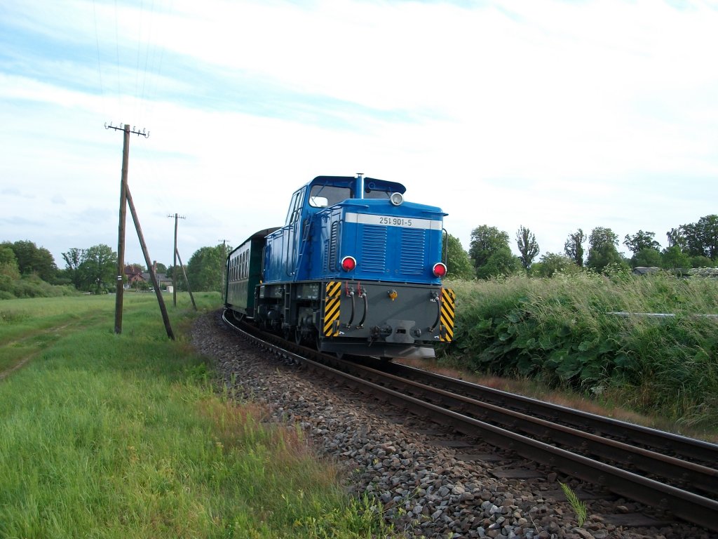 Obwohl der Dieselmotor von 251 901 luft,ist die 251 nur als Schlulok nach Lauterbach Mole unterwegs.