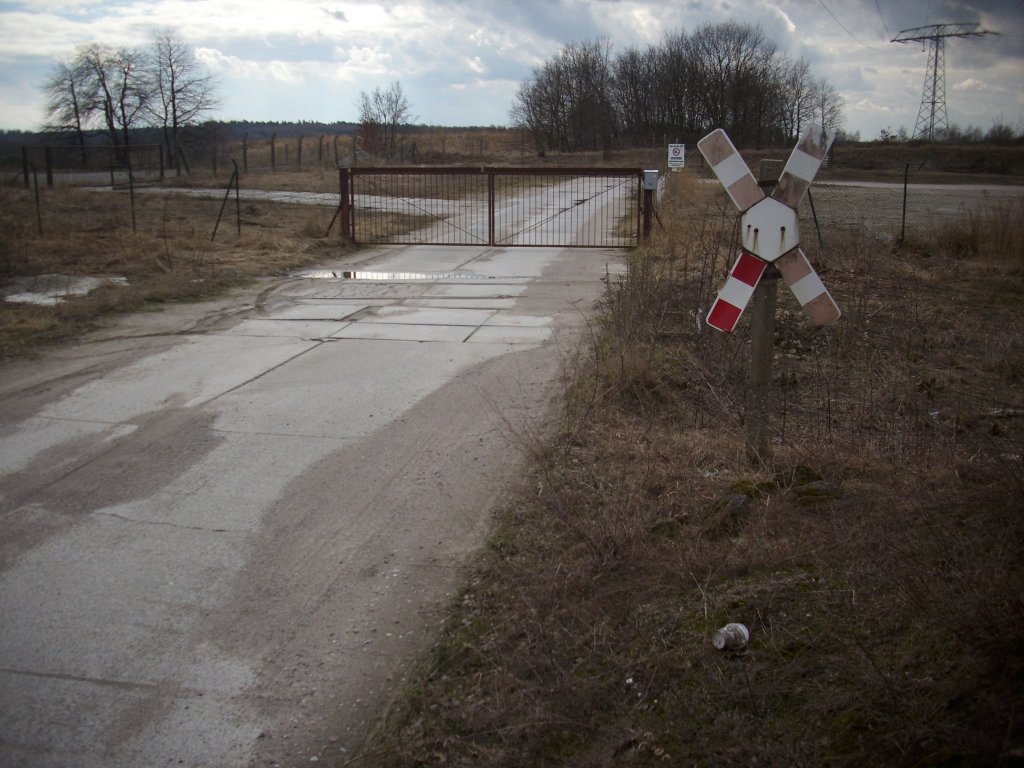 Obwohl im ehmaligen Anschlu Heizwerk Bergen-Rotensee schon lange keine Gleise mehr liegen fand ich auf einem ehmaligen Bahnbergang doch noch ein paar Gleisreste und sogar noch ein Andreaskreuz.