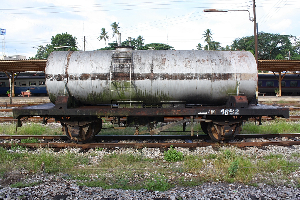 Obwohl eigentlich ein ท.ค. (ท.ค. =O.T./Oil Tank Wagon) ist der ข.ต.1652 (ข.ต. =L.S./Low Sided Wagon) mit der Bezeichnung des Ursprungswaggon angeschrieben. - Surat Thani Station am 23.August 2011.