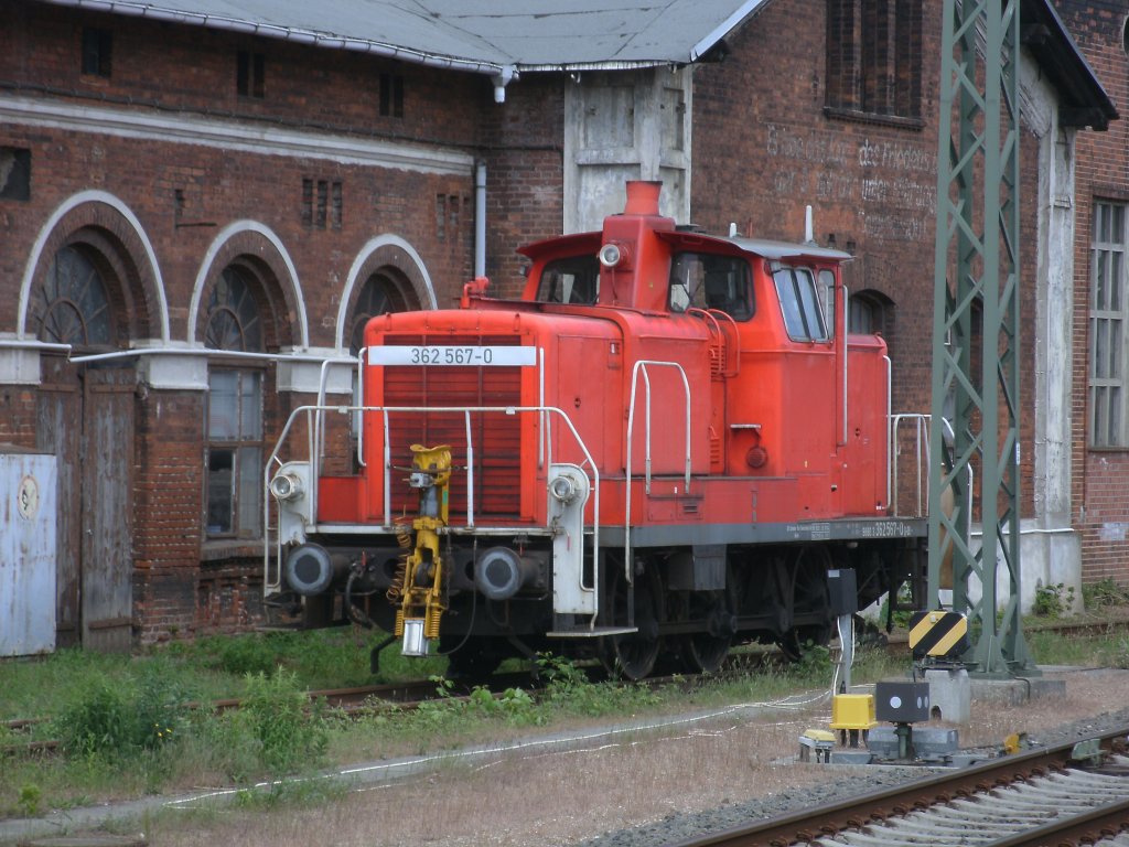 Obwohl es auf dem Schweriner Hbf nicht viel zum Rangieren gibt,kann man dort noch ein  Dreibein  antreffen.Am 28.Mai 2011 wartete 362 567 auf neue Aufgaben.