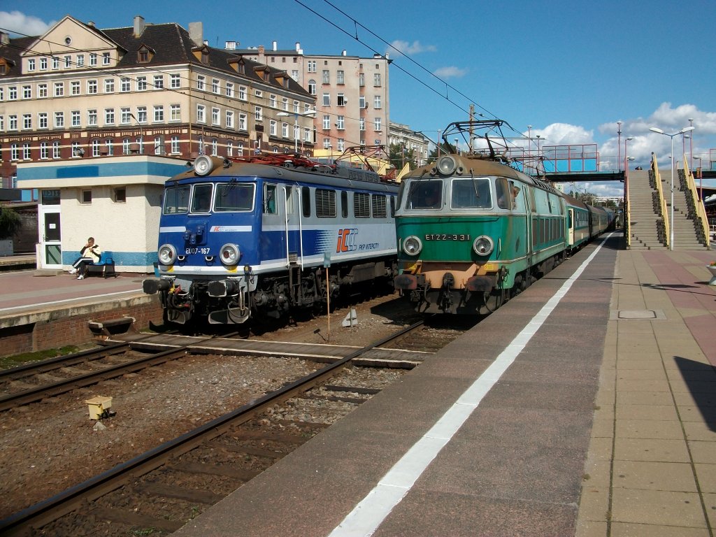 Obwohl es man den beiden Loks nicht ansieht,zhlen sie mit 40 Dienstjahren schon zu den Altbau-Eloks Polen.Hier traffen sich am 04.September 2010 in Szczecin Glowny EU07-167 und ET22-331.