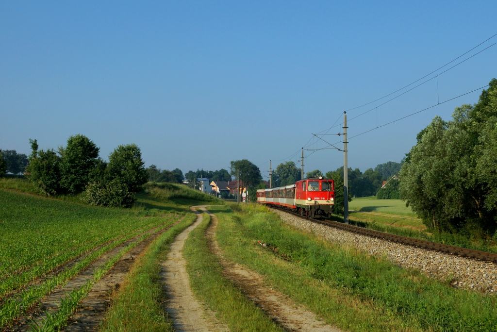 Obwohl fr die 2095.015 die erste Zugleistung dieses Tages vor dem P 6824 kurz vor St. Plten bald beendet sein wrde, wartete noch ein langer Tag auf die gut 50 Jahre alte Lok. Folgend soll sie auch noch auf den Zge 6809, 6808 und 6835 beobachtet werden knnen. 20.06.2013