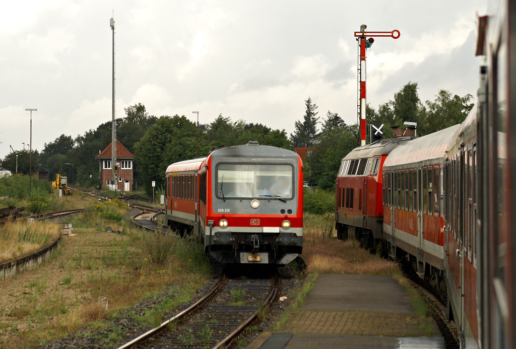 Obwohl hier planmig schon seit 2001 LINT-Triebwagen verkehren, treffen sich 218 339 mit einer RB nach Flensburg und 628 215 als RB nach Kiel Hbf am 24.07.2009 in Sderbrarup.