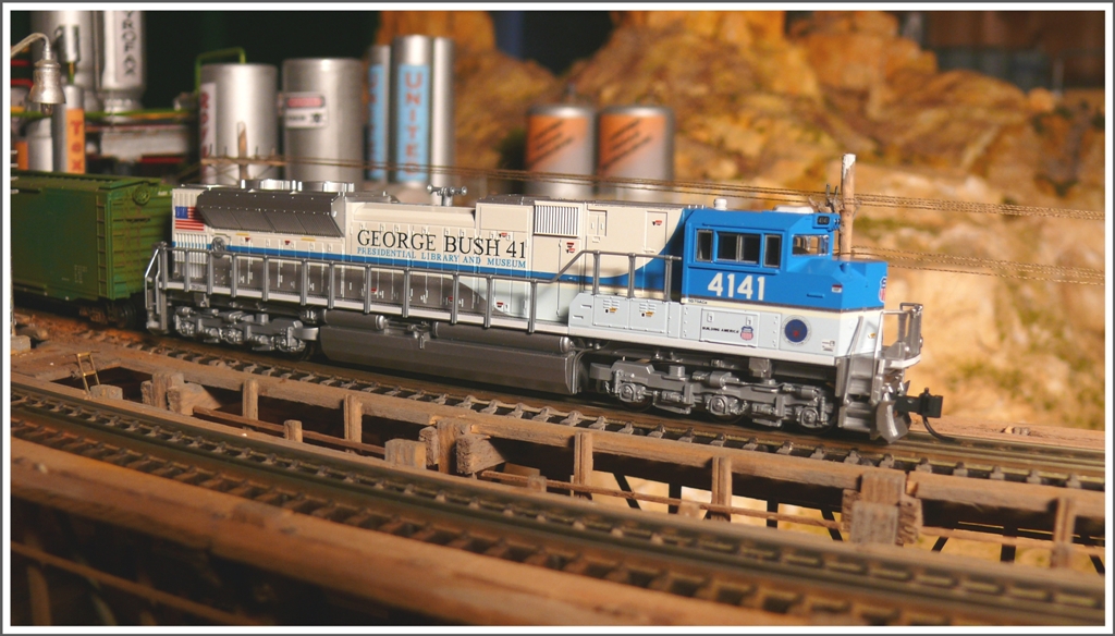 Obwohl kein Freund der Bush Administration, gefllt mir die SD-70MACe 4141 der Union Pacific im Airforce One Look usserst gut. (01.07.2010)