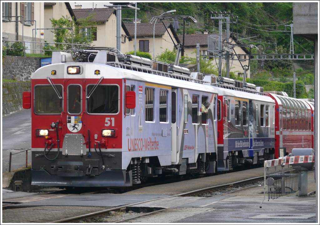 Obwohl keine  Grenzkontrolle mehr stattfindet legt auch der BEX nach wie vor einen Halt ein in Campocologno. Triebwagen 51 und 54. (08.05.2010)