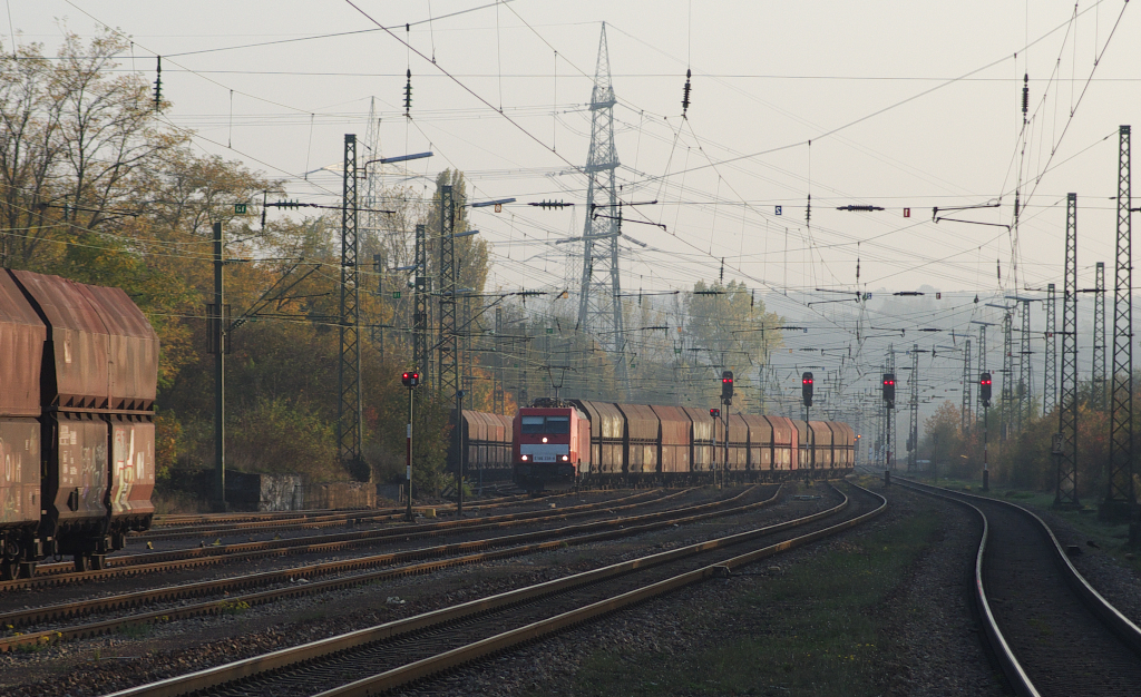 Obwohl die Kohlefrderung im Bergwerk Ensdorf im Frhjahr 2012 beendet wurde, findet immer noch reger Kohlenverkehr auf den Ensdorfer Gtergleisen statt.

Hier werden nun die Zge mit Importkohle aus dem Raum Duisburg/Oberhausen gesammelt und auf die Kraftwerke verteilt.
Im Gegenschlu werden leere Wagen gesammelt und zu Zgen zusammen gesetzt.

Zwei 186er im Sandwich (vorne 186 339-8) bringen einen Leerzug vom Kraftwerk Weiher. Der Weg geht ber die Grubenanschlubahn der ehemaligen Grube Gttelborn nach Merchweiler und weiter nach Wemmetsweiler.
Dort wird die Fahrtrichtung wieder gewechselt und es geht zurck ber Merchweiler, dann aber ber die Fischbachtalbahn auf die Saarstrecke.

KBS 685 24.10.2012
