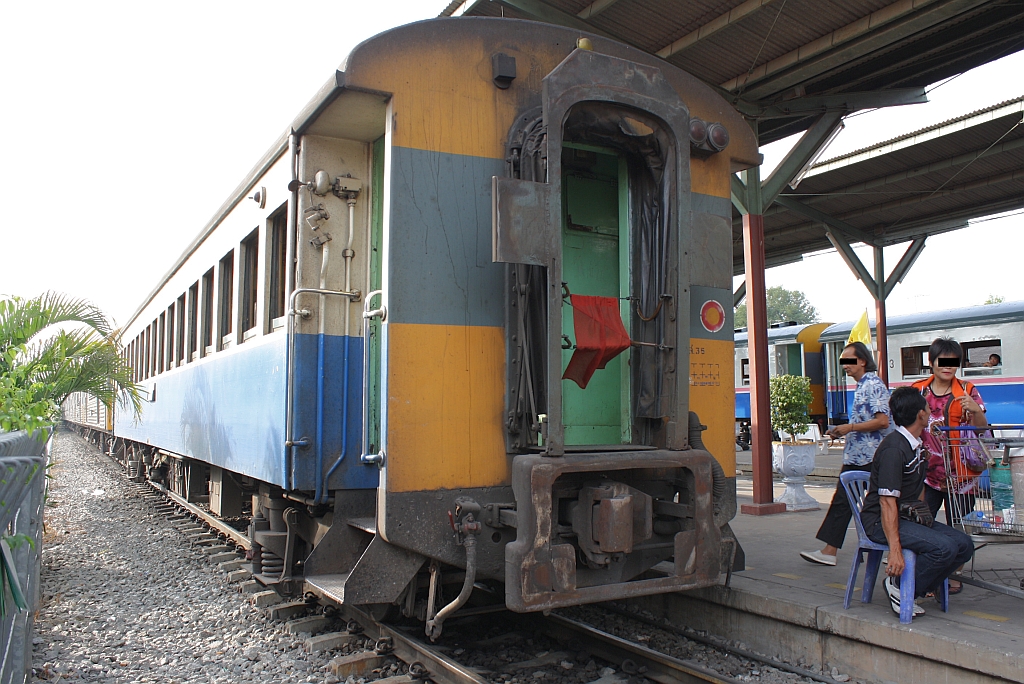 Obwohl noch als บสส. 35 angeschrieben (บสส.=BST =Bogie Second & Third Class Carriage) wird der Wagen nur mehr für die 3.Klasse verwendet. Als letzter Wagen des ORD 286 am 04.Dezember 2010 im Bf. Chachoengsao Junction.