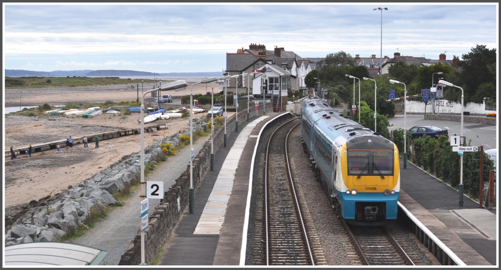 Obwohl nur zwei Weichen, vier Signale und ein beschrankter Bahnbergang vorhanden sind, besitzt Deganwy an der Llandudno Bay ein besetztes Stellwerk. 175 108 hlt auf dem Weg nach Llandudno Junction an der Hauptstrecke Chester - Holyhead. (13.08.2011)