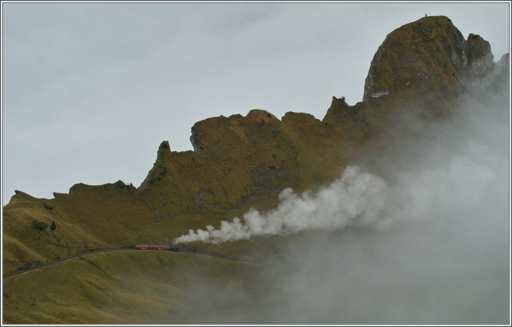 Obwohl die lgefeuerten Neubaudampfloks weit weniger Rauchen als die Kohlengefeuerten, bot sich der der Bergfaht der Lok 12 doch ein grandioses Schauspiel. 
Bahnbilder Gipfeltreffen vom 29./30 Sept. 2012
