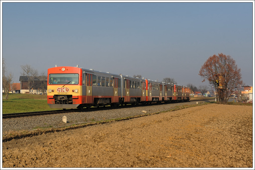Obwohl Plan B auf der GKB seit 15.11.2011 Geschichte ist,  sind die Triebwagen der GKB Reihe VT 70 (noch) nicht aus dem Planbetrieb wegzudenken.  Der lngste zur Zeit bei Tageslicht fotografierbare Zug ist R 8417 von Graz nach Kflach, welcher aus drei VT 70 besteht. Die Aufnahme zeigt den Zug zwischen den Bahnhfen Stragang und Premsttten-Tobelbad in Windorf am 16.11.2011.