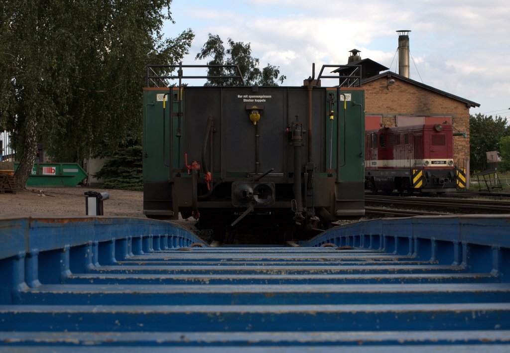 Obwohl in Radebeul wohnend, war dem Fotografen  gar nicht bekannt, da es 2 offene Personenwagen bei der Lnitzgrundbahn gibt. Einer konnte  am 10.08.12 gegen 17:44 Uhr schon mit der ersten Achse des Drehegestells auf der blauen Rampe  stehend abgelichtet werden, der andere war im Zugverband eingestellt.