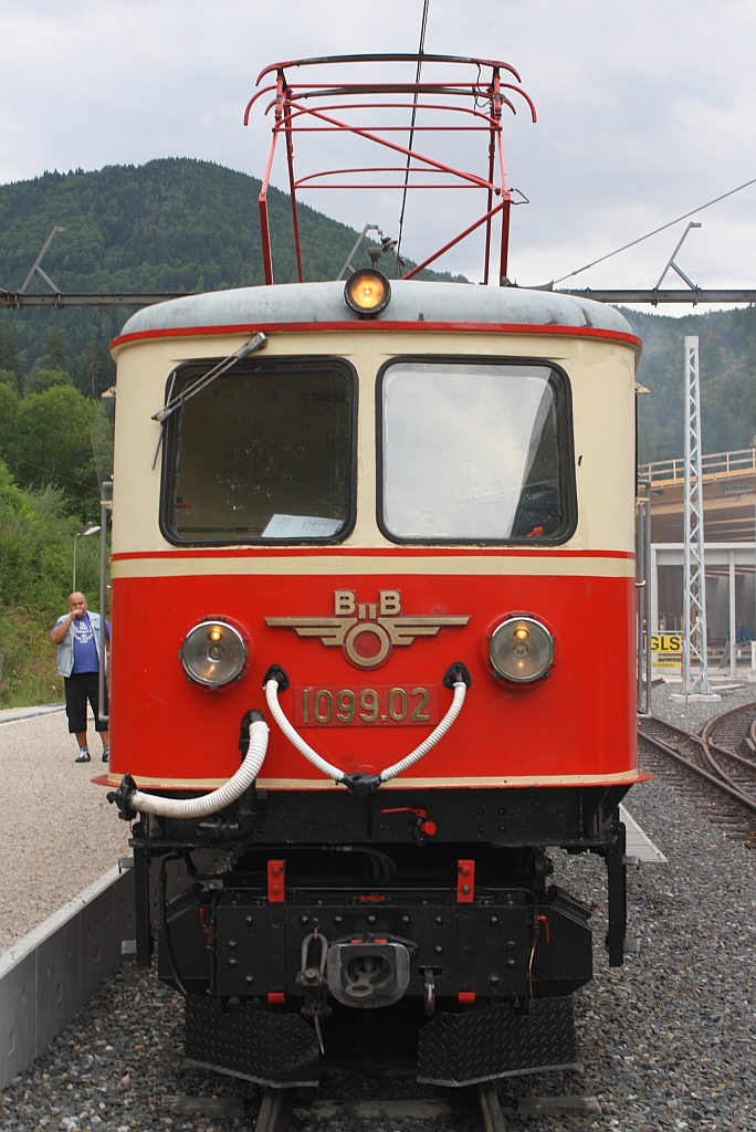 Obwohl schon lngere Zeit im Eigentum der NVOG trgt die 1099 002 noch immer des BB-Flgelrad; Laubenbachmhle am 25.August 2012, aufgenommen vom, Baustellen bedingt, provisorischem Bahnsteigzugang.