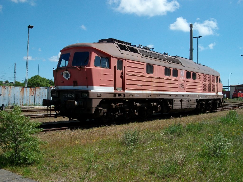 Obwohl Sie auch zu den abgestellten Ludmilas von Mukran zhlt,steht die 232 372,ex.Bh Rostock Seehafen,nicht am bekannten Platz in Mukran.