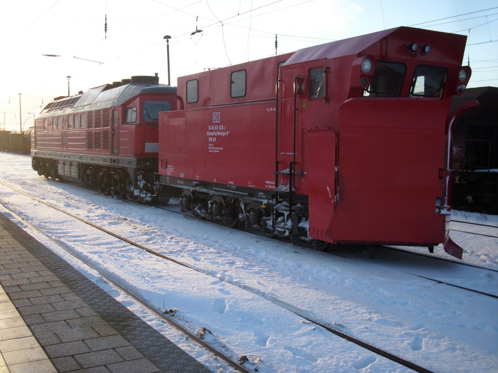Obwohl in Stralsund auch ein Schneepflug und eine Schneeschleuder stationiert ist, kam am 28.Januar 2010, der Schneepflug 80-80-970 5020-3 aus Angermnde zusammen mit der 233 515 nach Rgen.