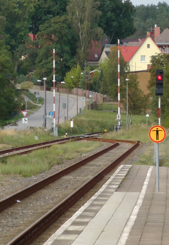 Obwohl die Strecke Neustrelitz-Mirow saniert wurde, werden wohl beide Schranken
in Wesenberg , hier der Blick auf den BÜ am östlichen Bahnhofsende , noch manuell bedient. (?)01.09.2012  17:48 Uhr.