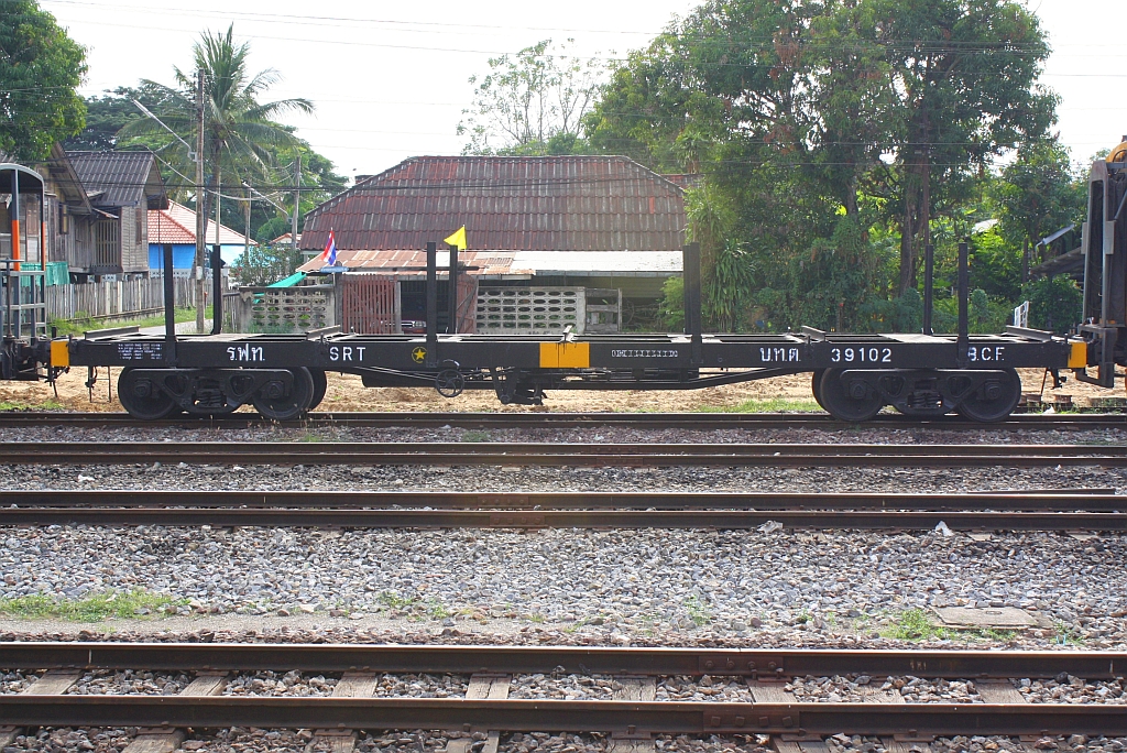 Obwohl zu einem Rungenflachwagen umgebaut, behielt der บ.ท.ต. 39102 (บทต = B.C.F./Bogie Container Flat Wagon) seine alte Bezeichnung und Fahrzeugnummer. Nakhon Lampang am 08.Jänner 2011.
