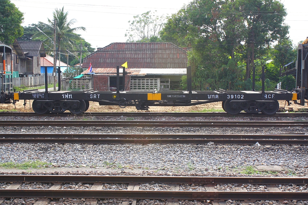 Obwohl zu einem Rungenflachwagen umgebaut, behielt der บ.ท.ต. 36102 (บทต = B.C.F./Bogie Container Flat Wagon) seine alte Bezeichnung und Fahrzeugnummer. Nakhon Lampang am 08.Jänner 2011.