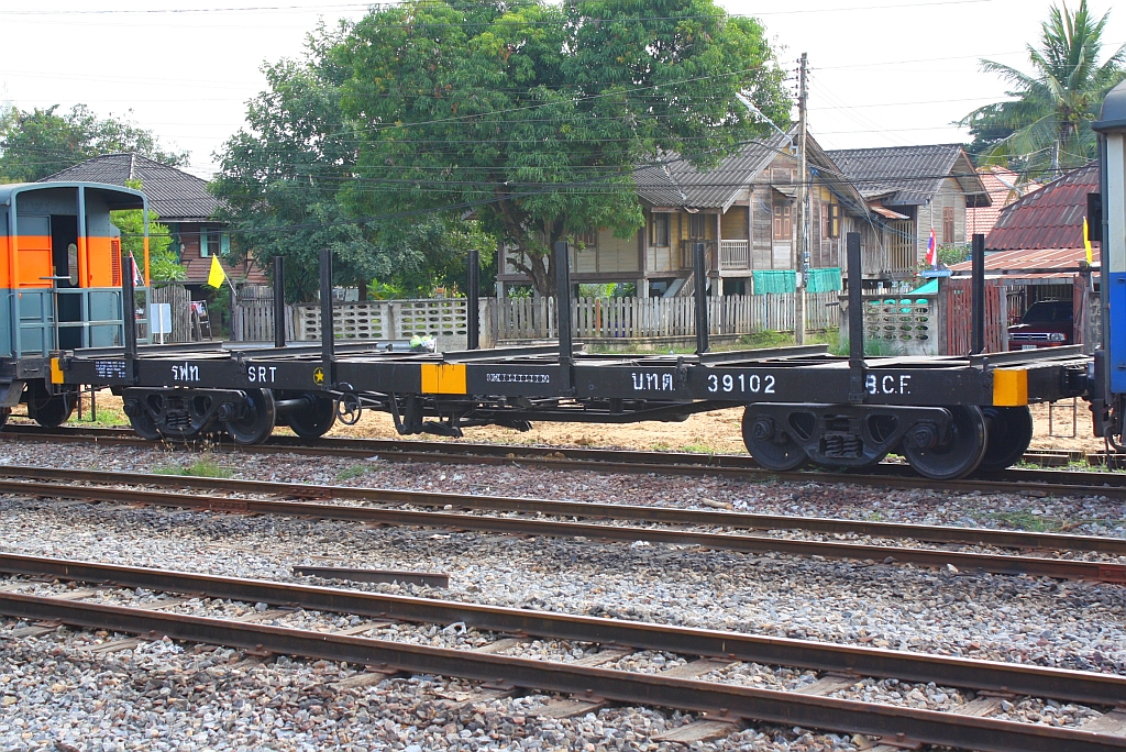 Obwohl zu einem Rungenflachwagen umgebaut, behielt der บ.ท.ต. 36102 (บทต = B.C.F./Bogie Container Flat Wagon) seine alte Bezeichnung und Fahrzeugnummer. Nakhon Lampang am 08.Jänner 2011.