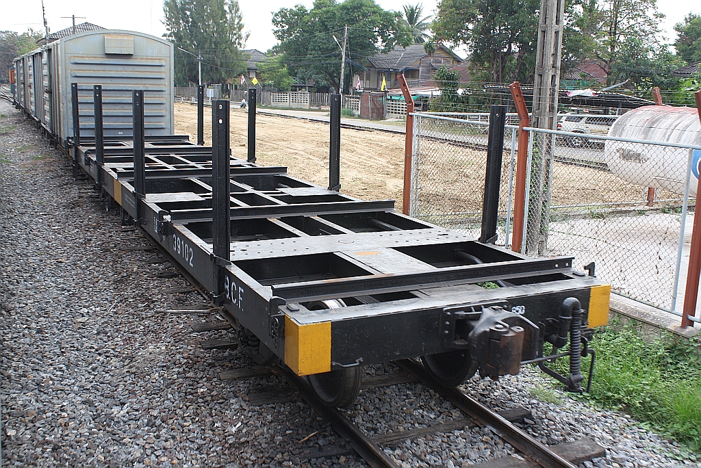 Obwohl zu einem Rungenflachwagen umgebaut, behielt der บ.ท.ต.39102 (บทต = B.C.F./Bogie Container Flat Wagon) seine alte Bezeichnung und Fahrzeugnummer. Nakhon Lampang am 10.Jänner 2011.