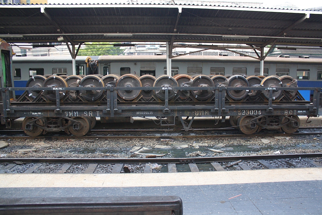 Obwohl zum Radsatztransportwagen umgebaut, behielt der บ.ท.ค. 523004 (บ.ท.ค. =B.O.T./Bogie Oil Tank Wagon) seine alte Bezeichnung. Interessant ist die Lagerlüftung, wird bei den hier üblichen tropischen Regenfällen bestimmt sehr wartungsintensiv sein. Bf. Hua Lamphong am 17.März 2011.