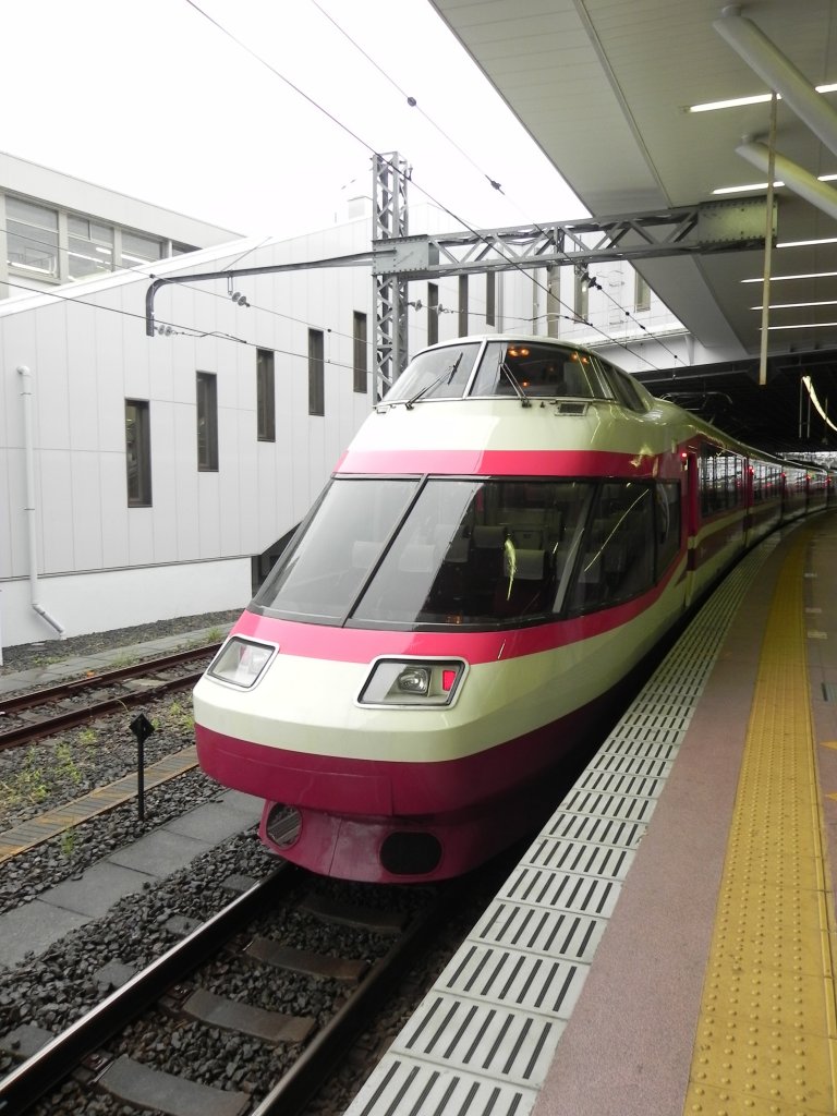 Odakyū 10000 series HiSE (High-decker/High-grade/High-level Super Express) in Odawara vor der Weiterfahrt nach Shinjuku. Dieser Limited Express der Odakyu-Gesellschaft,  Romancecar  genannt, verbindet Tokyo (genauer gesagt: Shinjuku) mit dem nahegelegenen Hakone-Nationalpark.