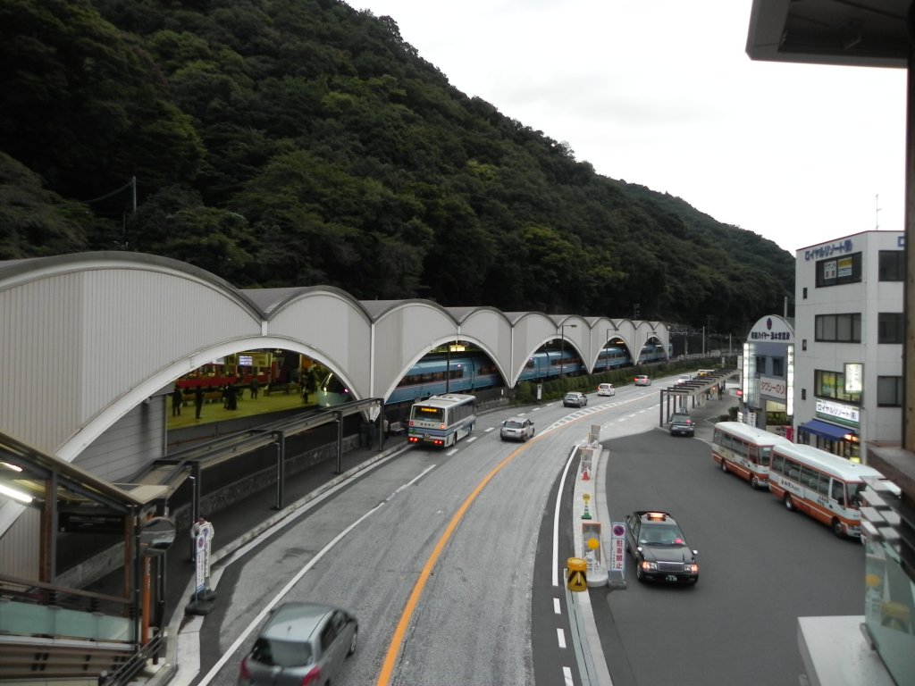 Odakyu Railway Station in Hakone-Yumoto. Auf dem vorderen Gleis steht einer der Limited Express Romancecar vor seiner Abfahrt nach Tokyo (Shinjuku).
