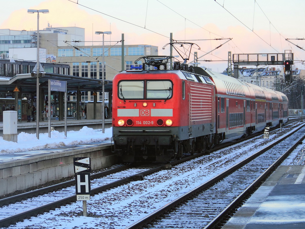 ODEG Ersatzpark mit  114 002-9 der DB vor dem  RE 2 (RE 37373) von Cottbus nach Wittenberge bei der Durchfahrt durch den Bahnhof Berlin Charlottenburg am 09. Februar 2013.
