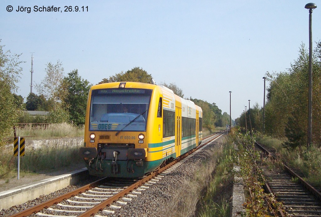 ODEG-VT 650.86 kommt am 26.9.11 aus Neutrelitz in Mirow an. Beeindruckend, wie lang dort frher das Ausweichgleis war. Seltsamerweise steht die Kante von Bahnsteig 2 noch, obwohl der eigentliche Bahnsteig und das Gleis abgebaut wurden.

