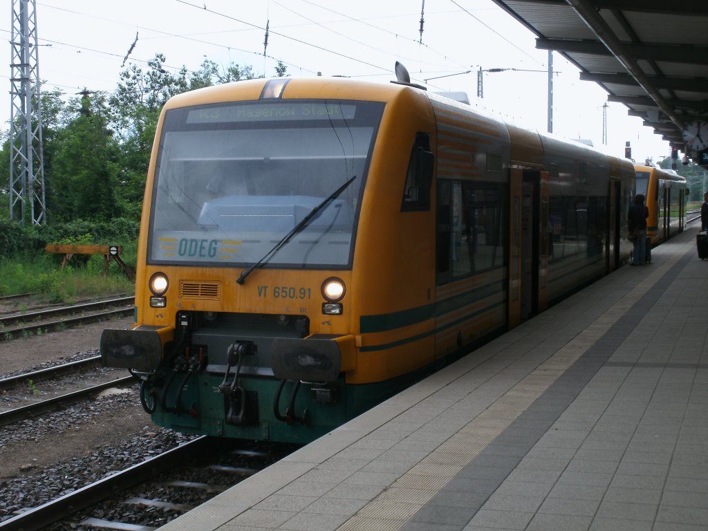 ODEG VT650.91 wartete,am 12.Juni,2011,als Anschluzug nach Hagenow Stadt,in Neustrelitz.