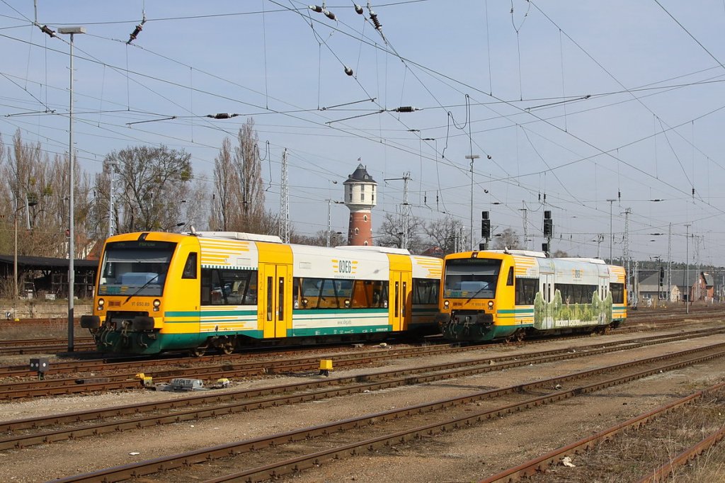 ODEG´s im Bahnhof Neustrelitz vor dem Wasserturm. 08.04.2010 
