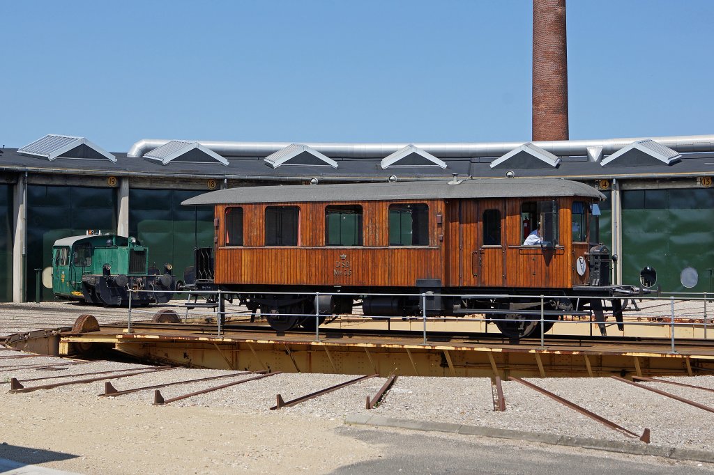 Odense: Begegnung zwischen dem DSB ME 35 und der DSB 288 im Jernbahnmuseum Odense am 7. Juli 2013.
Foto: Walter Ruetsch