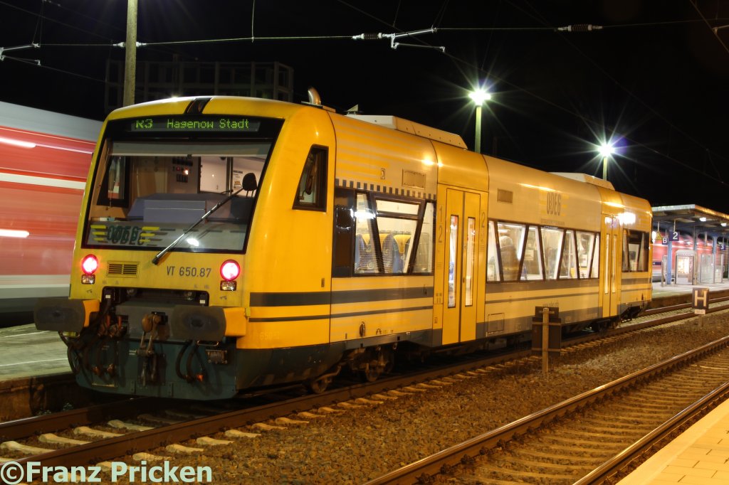 OE 79389 nach Hagenow Stadt ist bereits eingetroffen, im Hintergrund fhrt RE 4362 nach Lutherstadt Wittenberg aus.

17.12.2011 - Waren (Mritz)