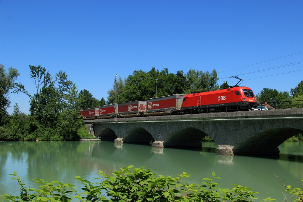 BB 1016 019 fhrt in ihrem neuen Farbkleid mit einem Arcese Umleiter-KLV am 16.06.12 ber die Saalach Brcke bei Freilassing.