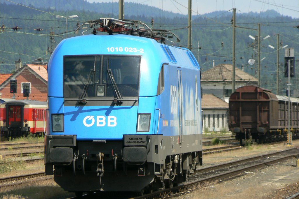 BB 1016 023-2, mit Sonderlackierung, stand am 18. August 2006 auf ein Abstellgleis bei Villach Hbf.