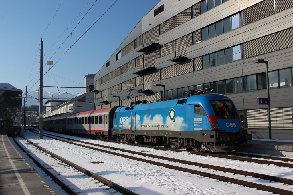 BB 1016 023  Kyoto  bespannt am 10.02.2013 den EC 111 von Mnchen nach Klagenfurt.
Hier bei der Ausfahrt aus dem Salzburger Hauptbahnhof.