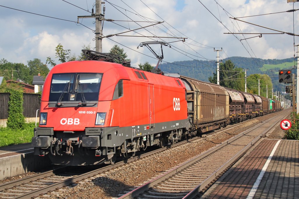 BB 1016 030 mit Gterzug am 20.09.2012 bei der Durchfahrt in Salzburg-Sd Richtung Bischofshofen.