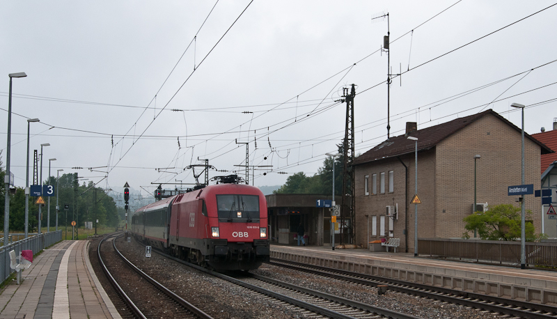 BB 1016 031-5 + BB 1116 124-7 (kalt am Zugschluss) am 28. Juli 2011 mit EC 113 (Frankfurt(Main)Hbf - Klagenfurt Hbf) bei der Durchfahrt von Amstetten (Wrtt).