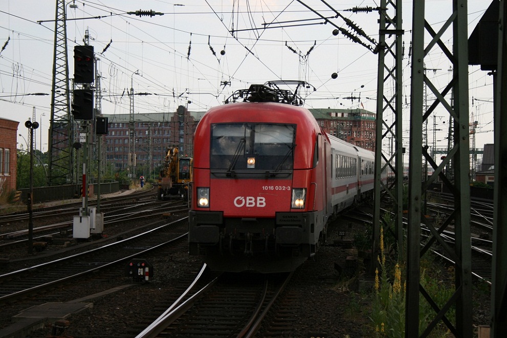 BB 1016 032-3 mit IC in Hamburg Hbf am 09.07.2010