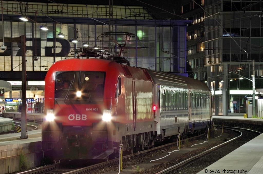 BB 1016 037 mit EN  Kalman Imre  am 12.07.2013 in Mnchen Hbf. 