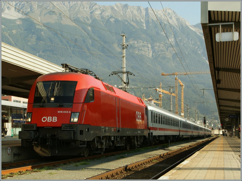 ÖBB 1016 043-0 mit dem IC 118 Salzburg - Münster in Innsbruck.
16.09.2011