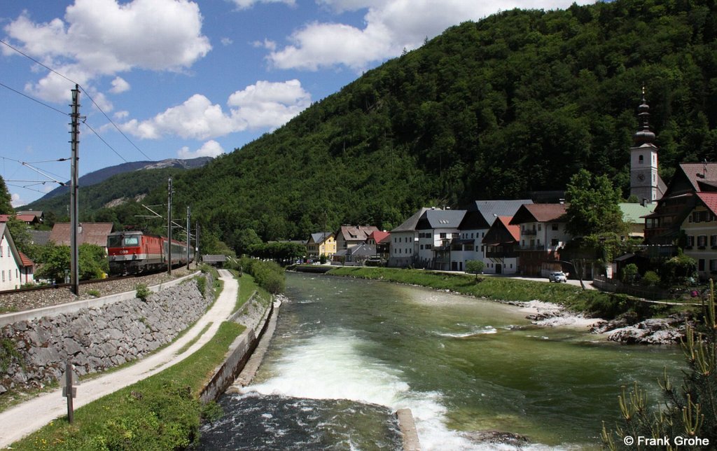 BB 1044 041-2 vor REX 3448 Attnang-Puchheim - Stainach-Irdning, Salzkammergutbahn KBS 170 Attnang-Puchheim - Stainach-Irdning, fotografiert bei der Ortsdurchfahrt Lauffen am 18.05.2011 