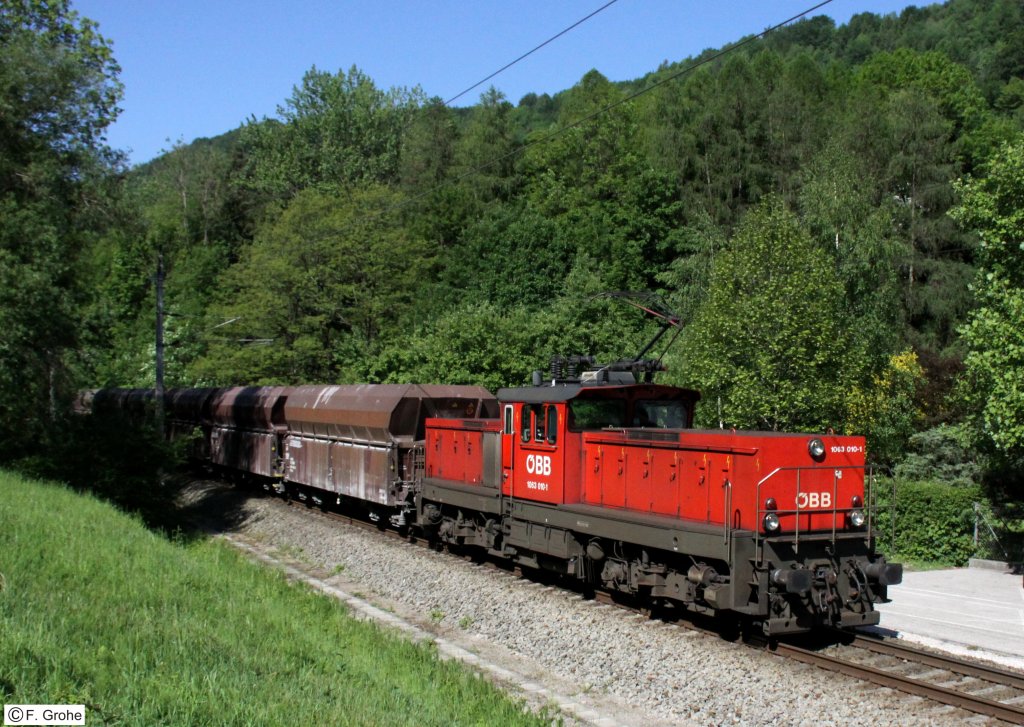 BB 1063 010-1 vor Gterzug aus Stainach-Irdning, KBS 170 Attnang-Puchheim - Stainach-Irdning, Salzkammergutbahn, fotografiert bei Gmunden am 18.05.2011