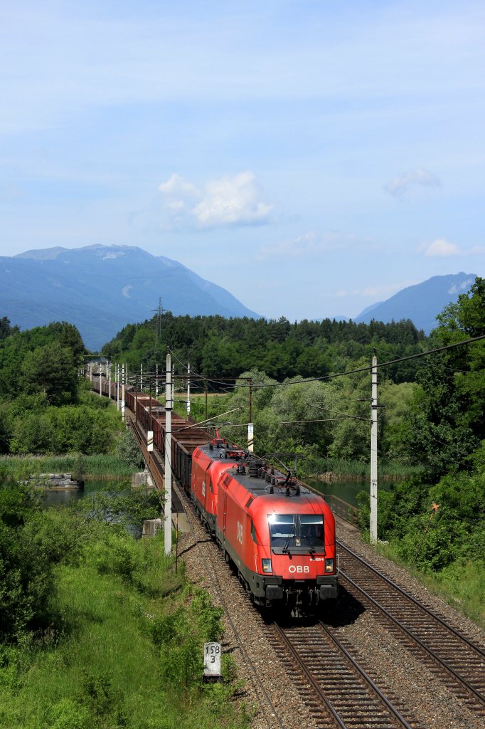BB 1116 025-6 und ein weiterer BB Taurus ziehen am 08.06.12 einen gemischten Gterzug ber die Drau bei Fderlach.
