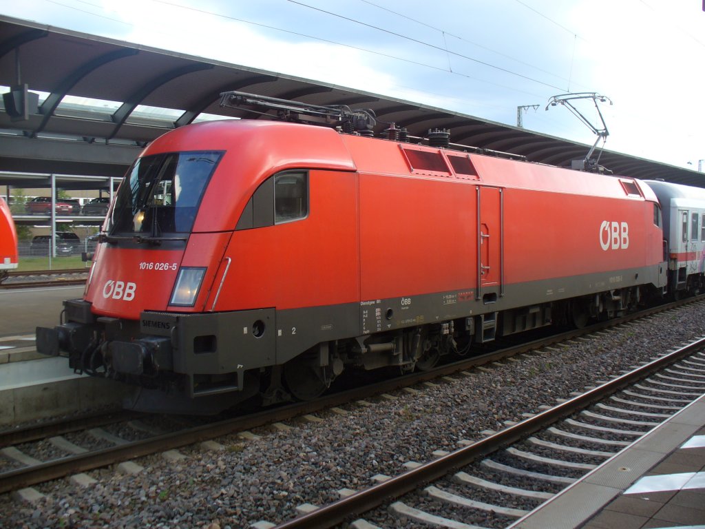 BB 1116 026-5 steht mit dem IC 2057 nach Frankfurt am 06.06.2011 in Kaiserslautern Hbf